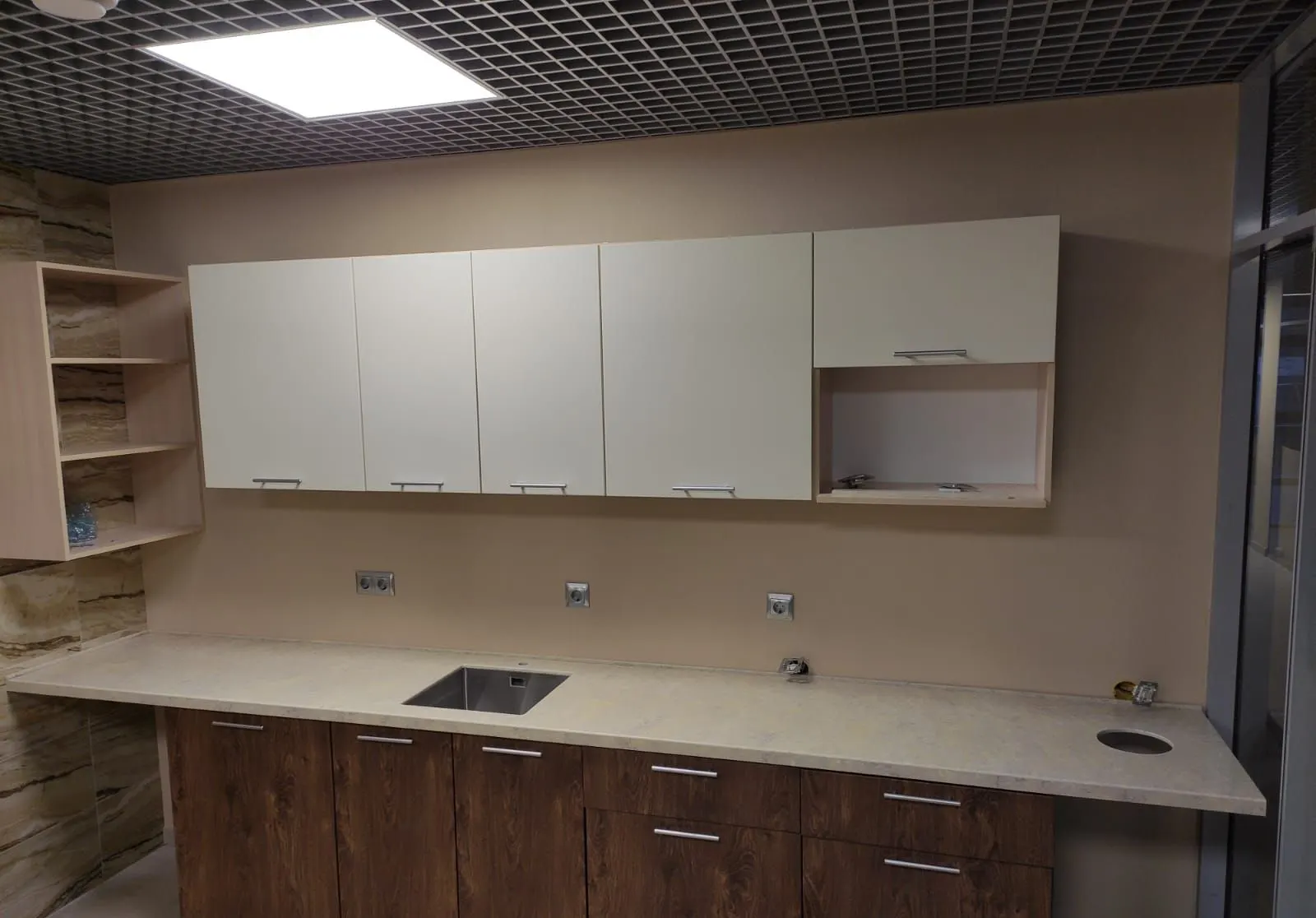 Staff kitchenette with a stone-effect solid surface worktop