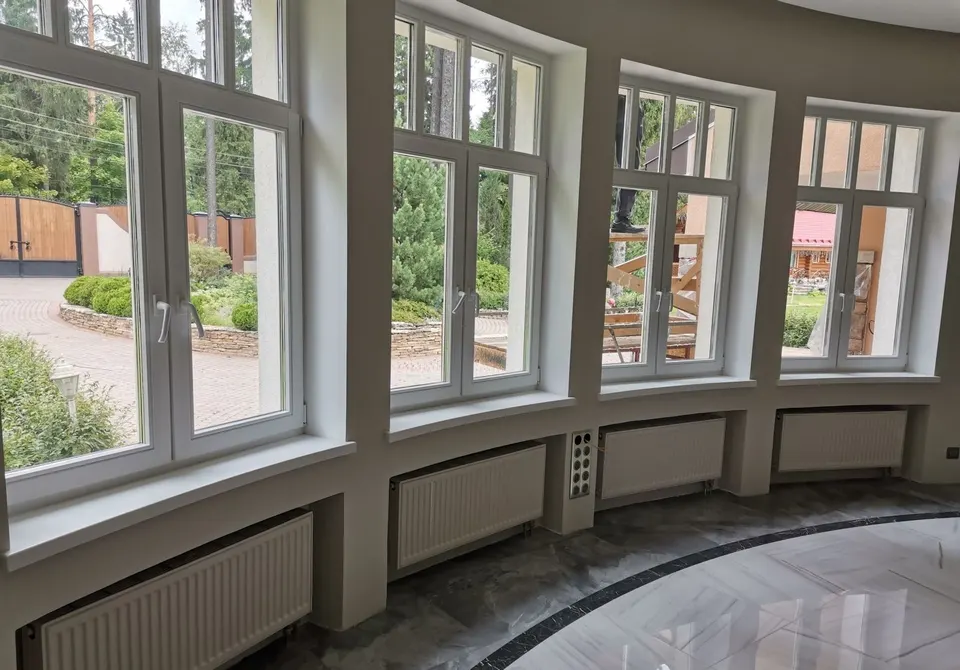 Continuous solid surface window sills along a curved bay window