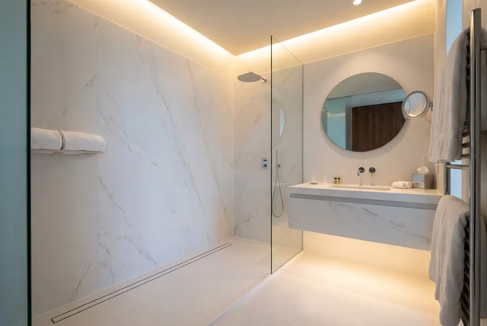 3D visualisation: hotel shower with solid surface shower tray and wall panels