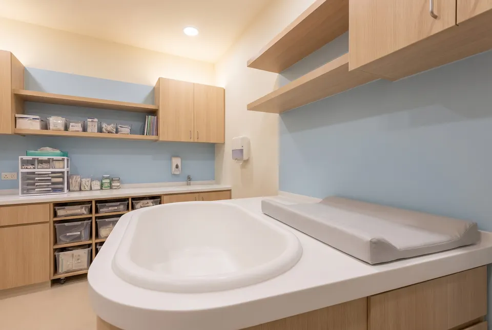 3D visualisation: seamless baby bath and changing worktop in a neonatal care room